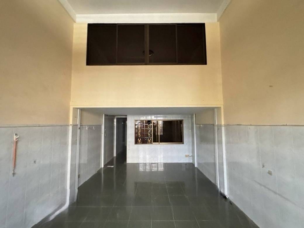 $1,200 Flat House