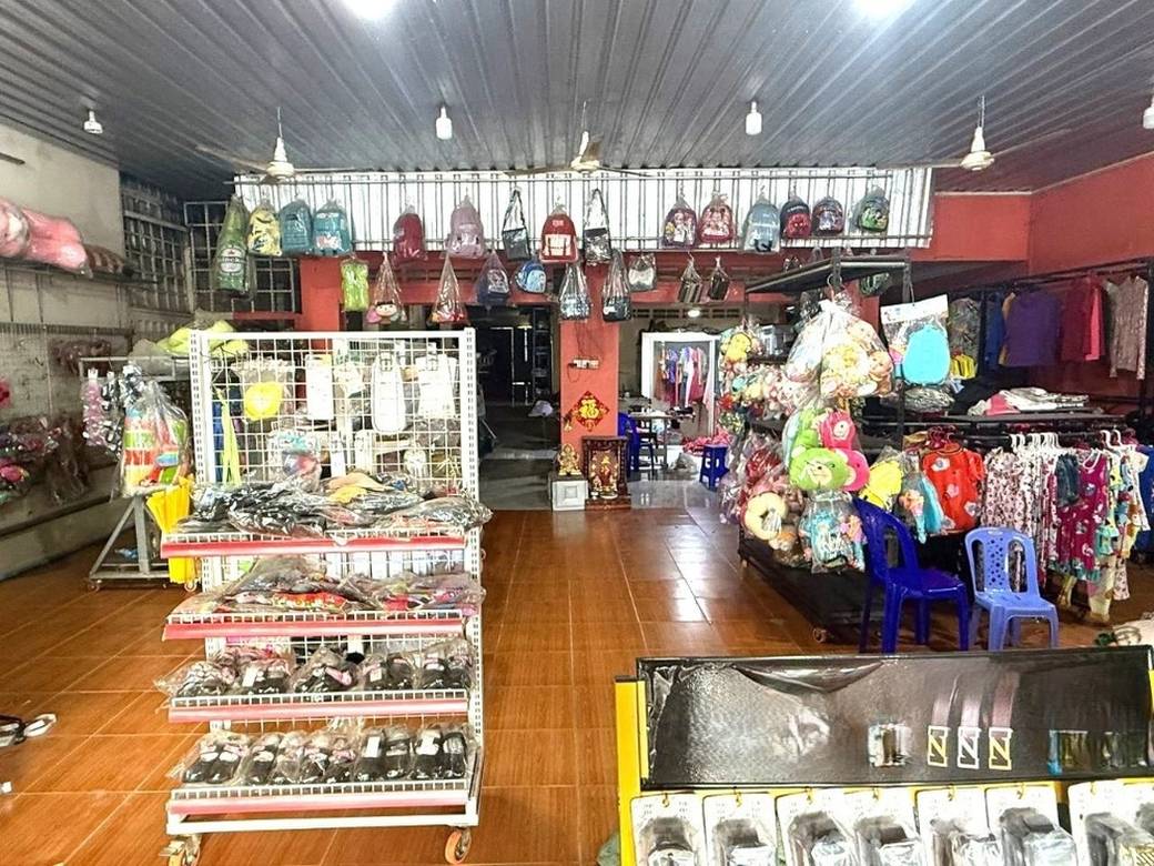 162 sqm Living Size Shophouse Na prodej in Chbar Mon