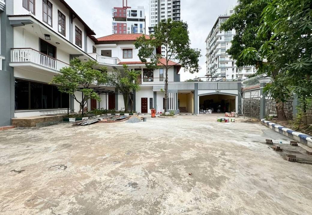 1,000 sqm Land Size Vila K pronájmu