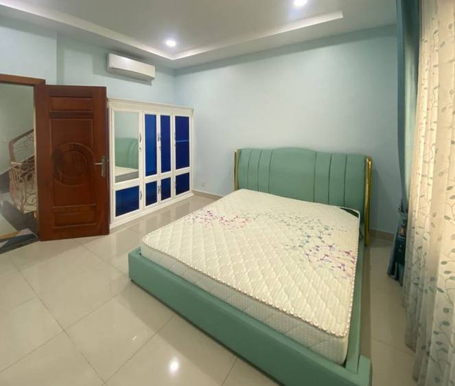 5 Bedrooms Dvojvila K pronájmu