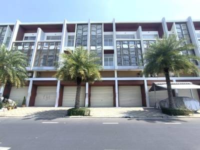 4 Bedrooms Shophouse Na prodej