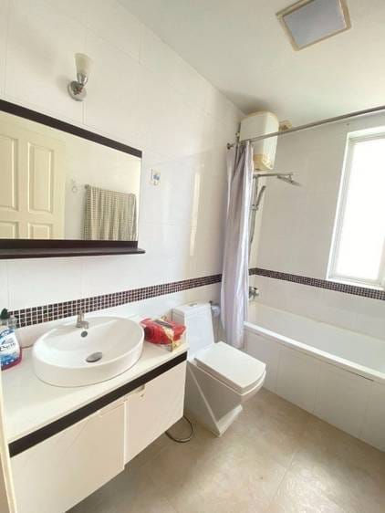 3 Bedrooms Condo Na prodej for $280,000