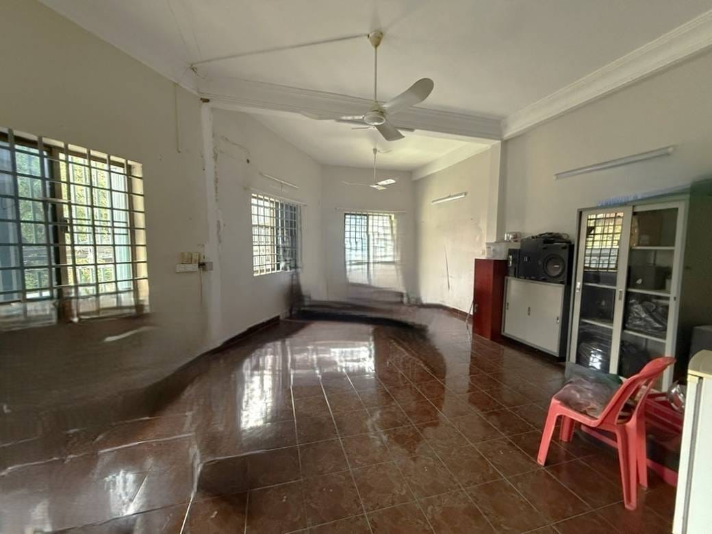 $750,000 Vila