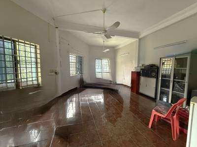 $750,000 Vila