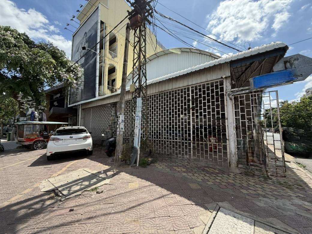 550 sqm Land Size Warehouse For Rent