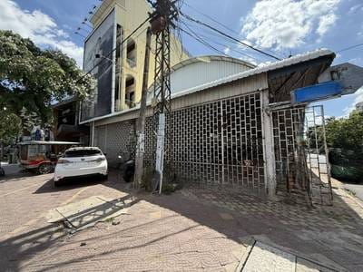 550 sqm Land Size Warehouse For Rent