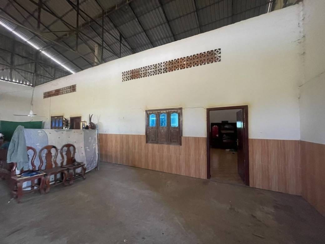 Entrepôt À vendre de 1,014 m² de terrain