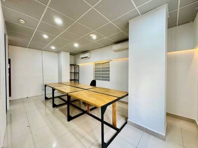 28 sqm Living Size Kanceláře K pronájmu in Chamkarmon