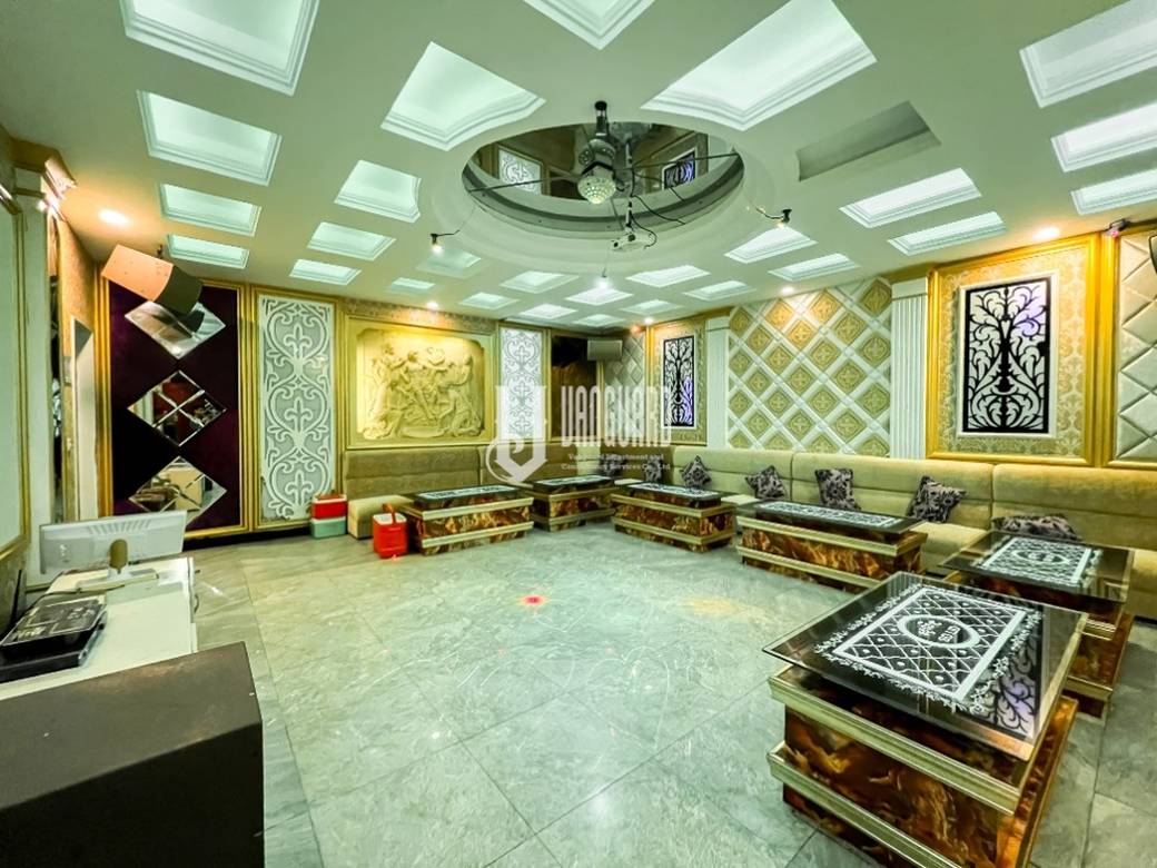 Bâtiment À louer à Russey Keo $12,000