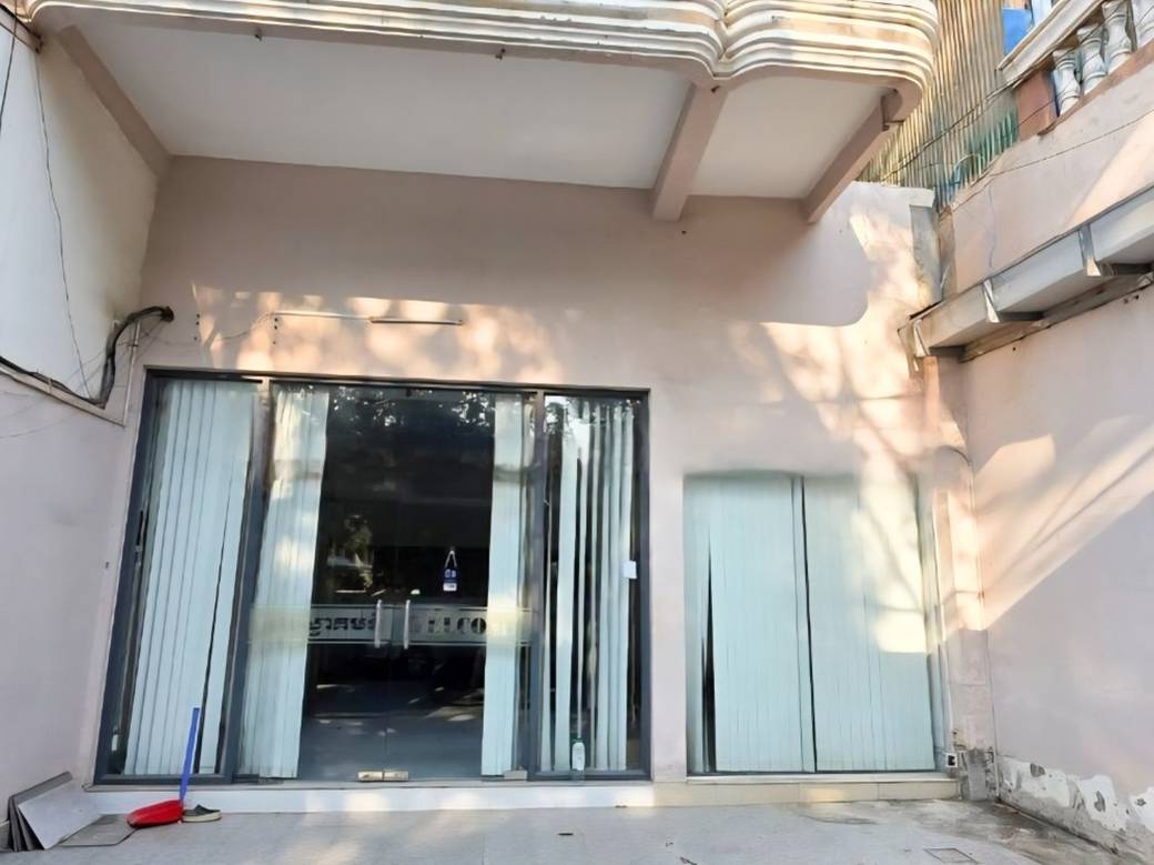 156 sqm Land Size Shophouse K pronájmu