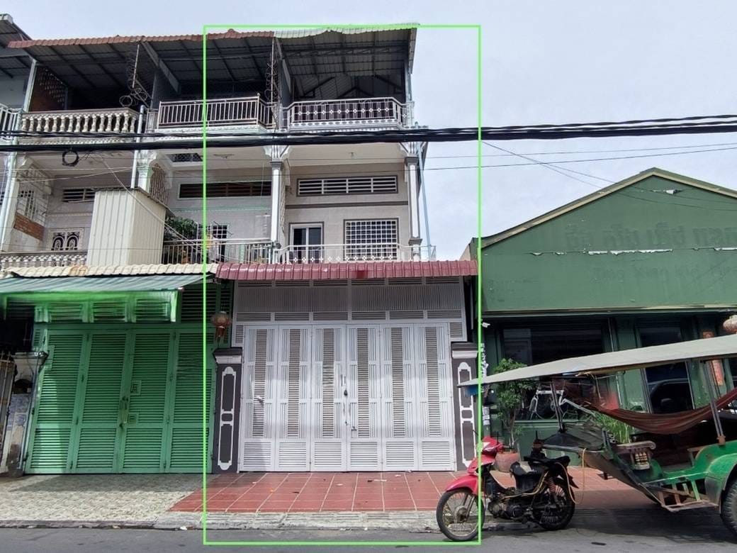 Shophouse for Rent in Prime Location – Perfect for Living or Business