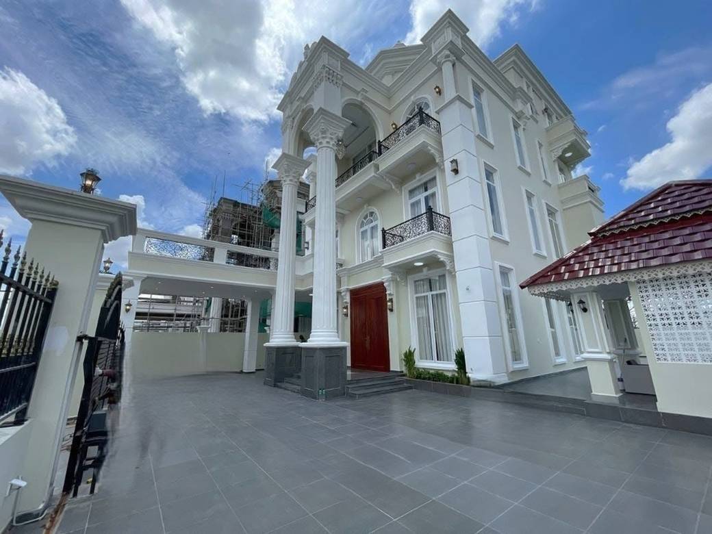 8 Bedrooms Villa For Rent