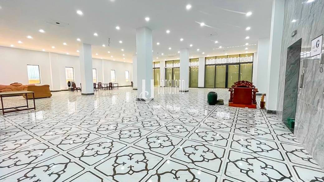 Bâtiment À louer de 8,245 m² habitables à Sen Sok