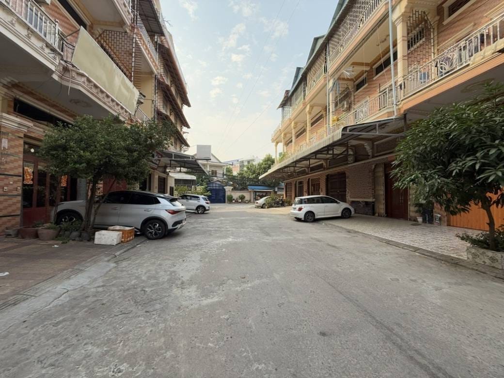105 sqm Land Size Flat House Na prodej
