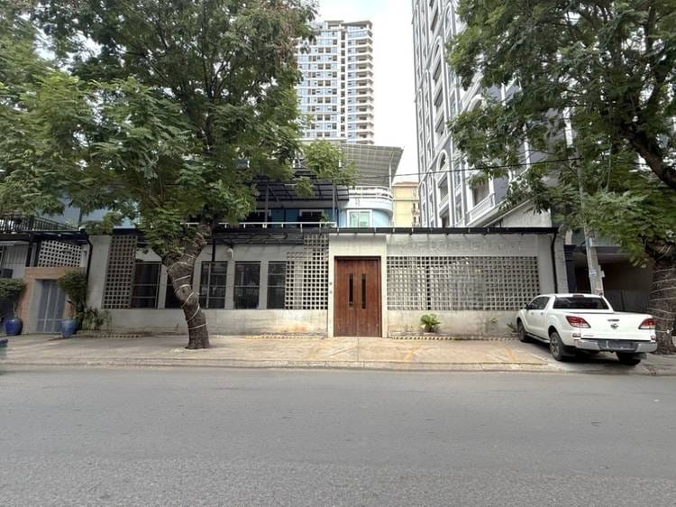 CommercialShophouse สำหรับเช่า ใน Boeng Reang, Daun Penh, Phnom Penh