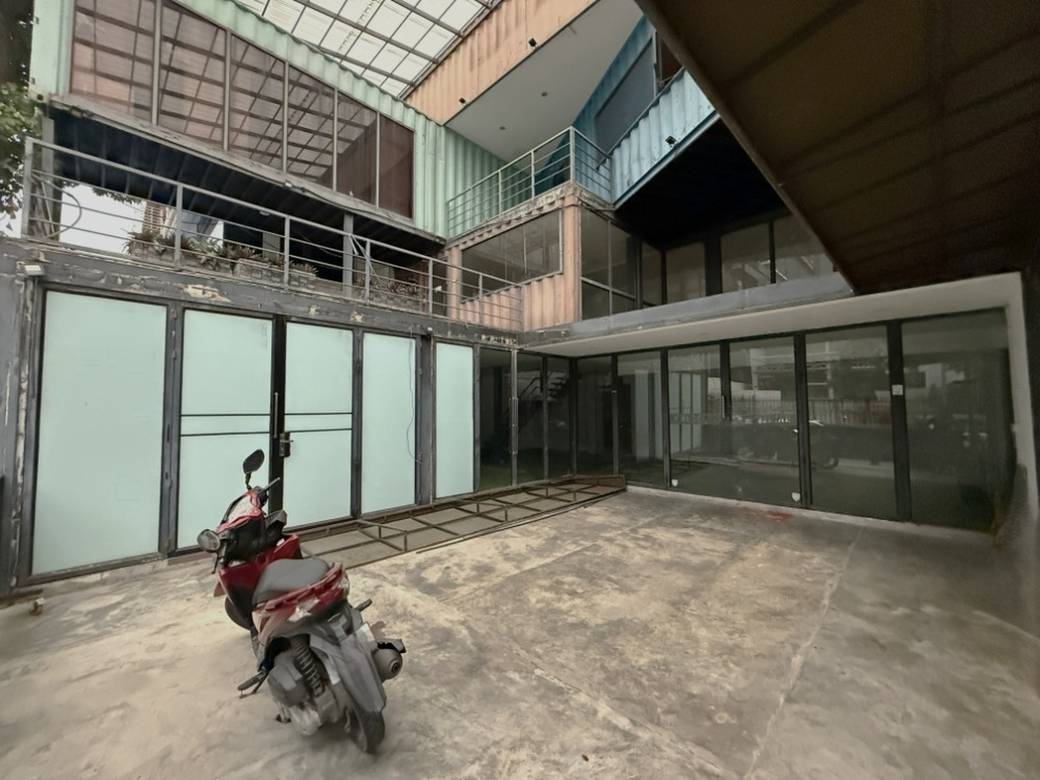 Bâtiment À louer de 432 m² de terrain