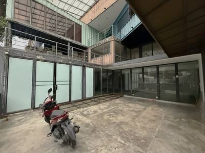 Bâtiment À louer de 432 m² de terrain