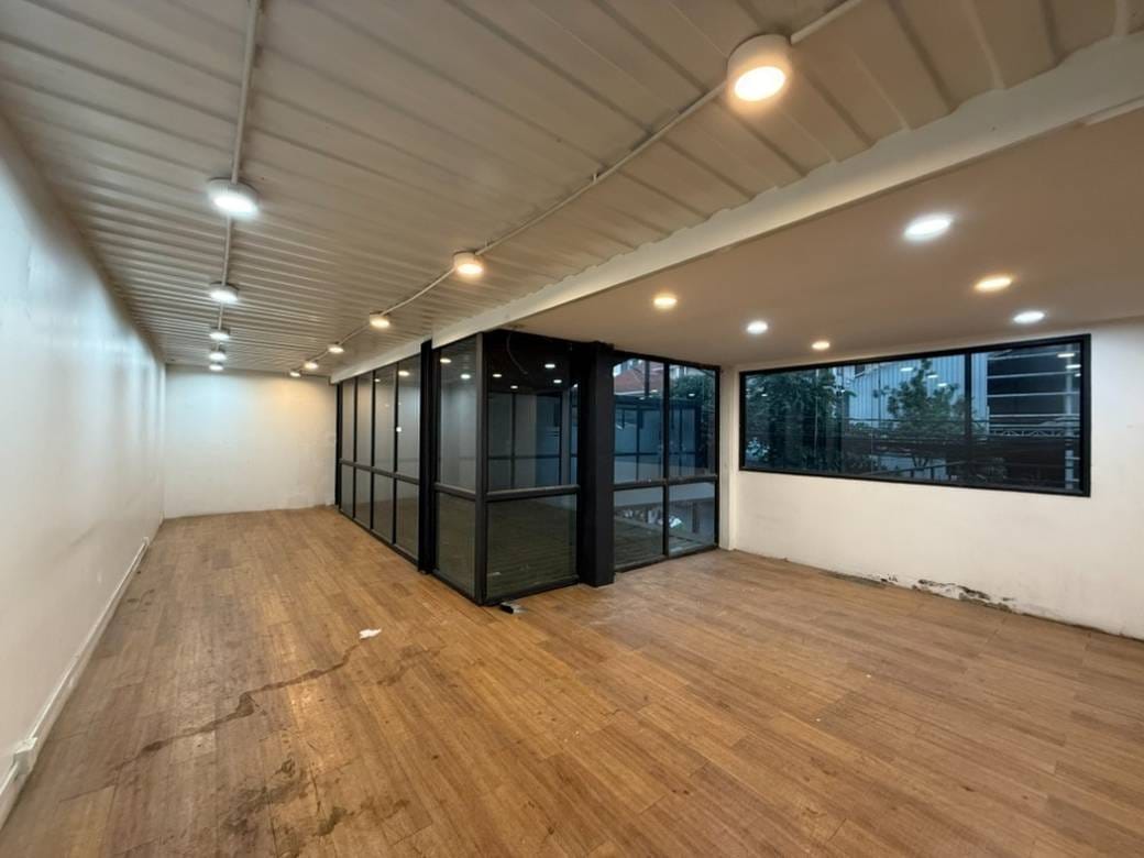Bâtiment À louer à Daun Penh $2,500