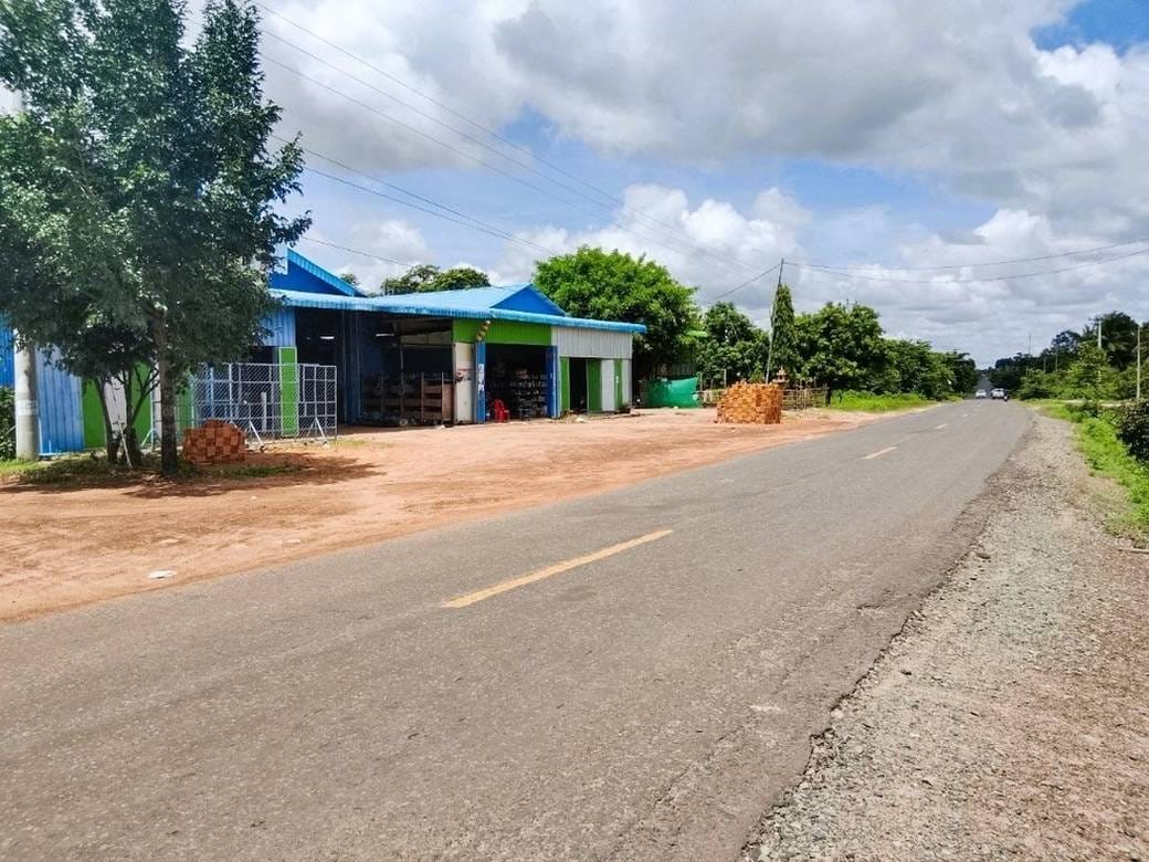722 sqm Living Size Shophouse Na prodej in Prasat Sambour