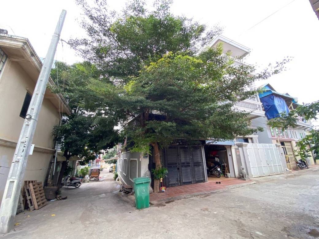 212.4 sqm Living Size House and lot Na prodej in Meanchey