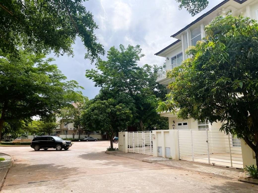 $195,000 Vila