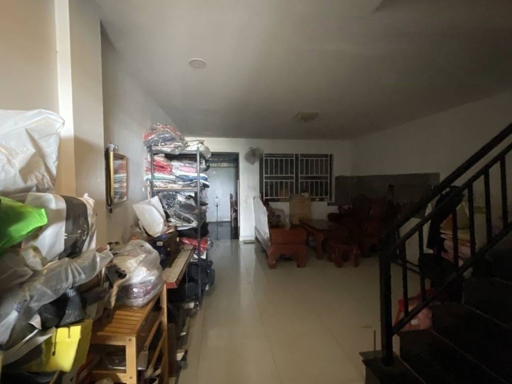201.6 sqm Living Size Shophouse Na prodej in Samraong Tong