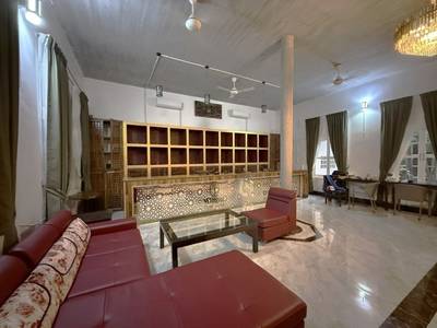 Bâtiment À louer de 504 m² de terrain