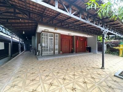 $728,000 Vila