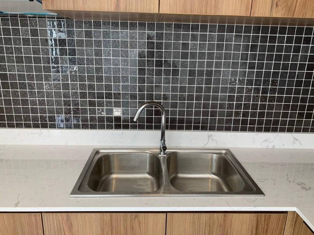 Maison-boutique À vendre de 143 m² de terrain