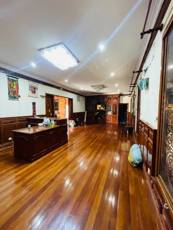 Building For Rent with 8 Parking Space