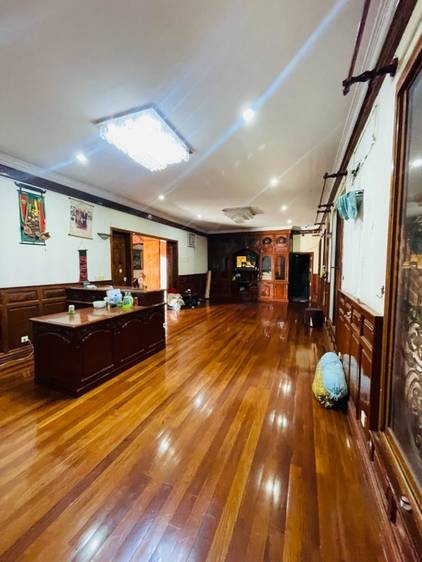 Building For Rent with 8 Parking Space