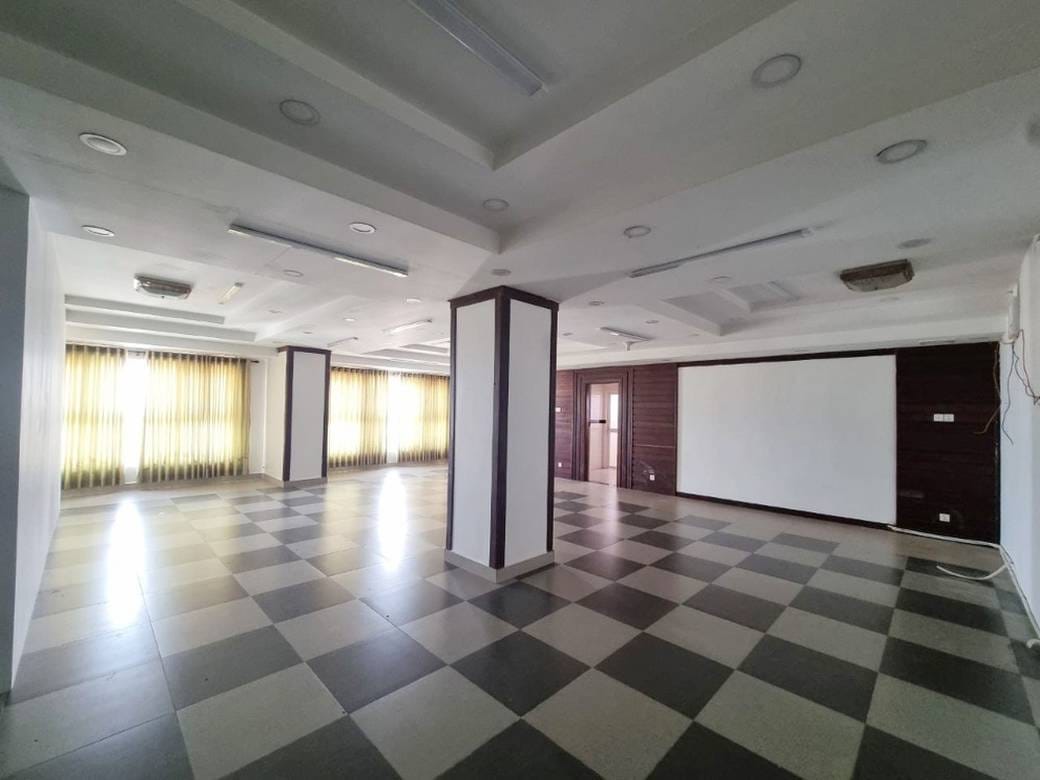 750 sqm Land Size Budova K pronájmu