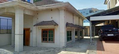 734 sqm Land Size Villa For Sale