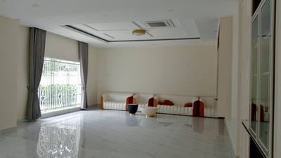 带4个停车位的House and lot出租