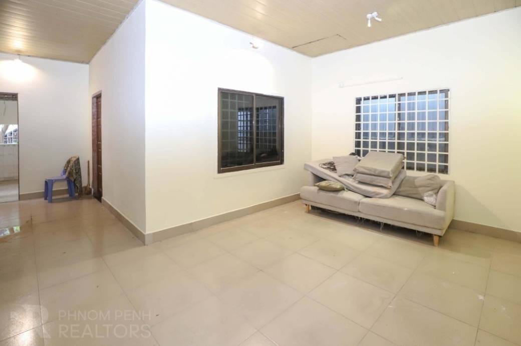 100 sqm Land Size Flat House K pronájmu