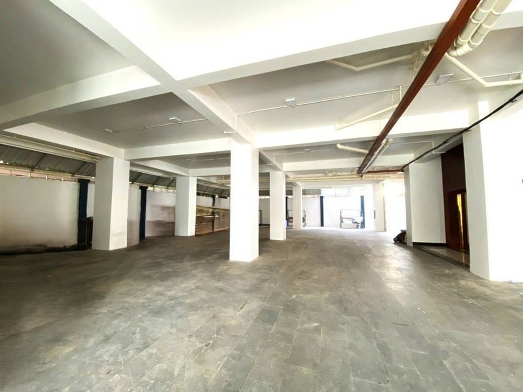 带10个停车位的建筑出租