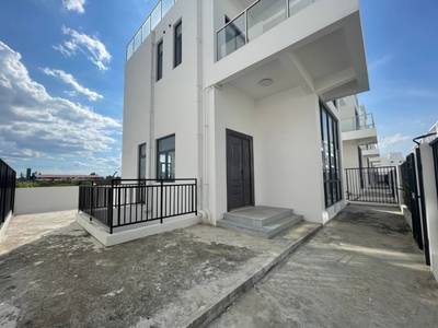 Villa For Sale in Bak Kaeng, Chroy Changvar, Phnom Penh