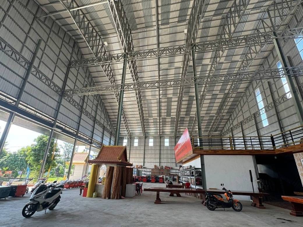 Entrepôt For Sale & Rent de 1,600 m² de terrain