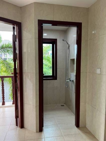 $2,000 Vila