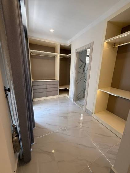 5 Bedrooms Villa For Rent for $5,000