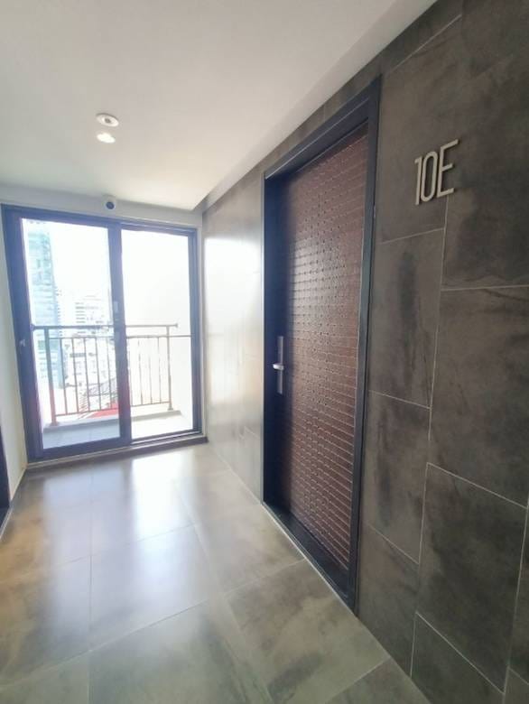$1,200 Condo