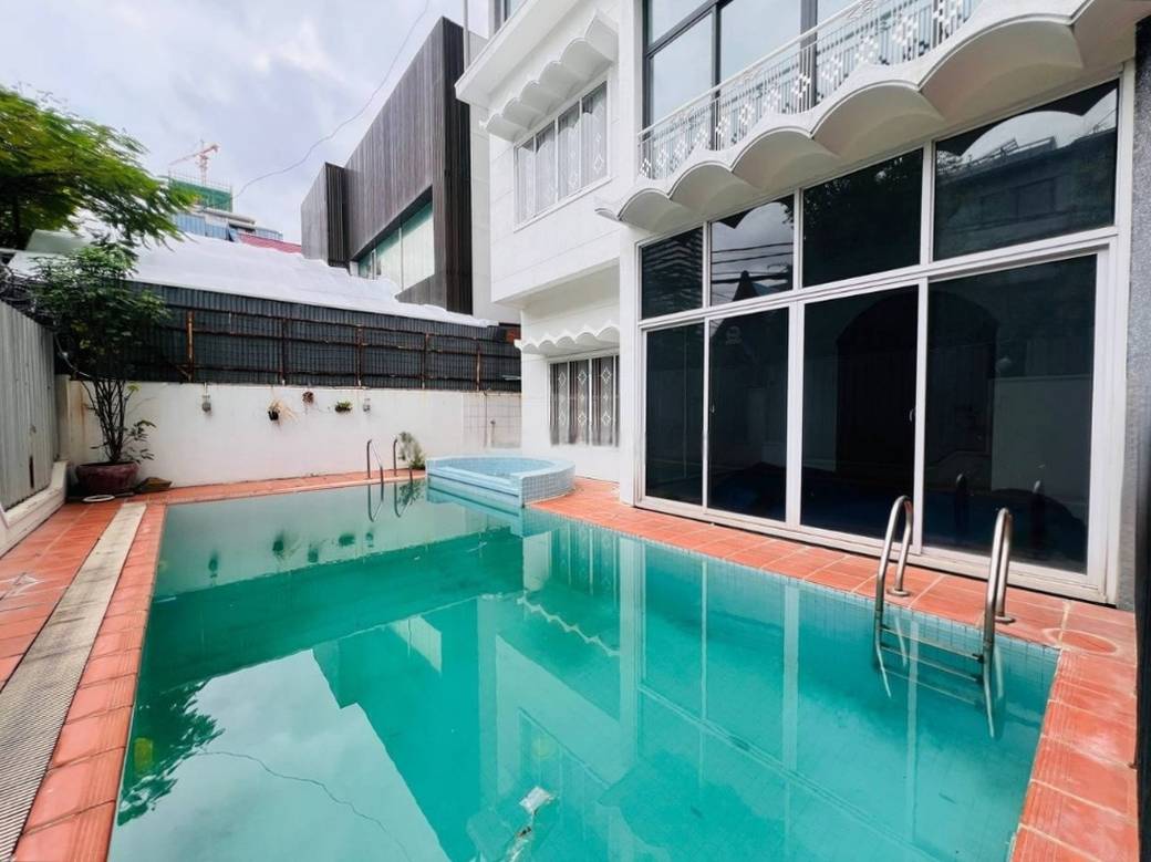 $3,300 Villa