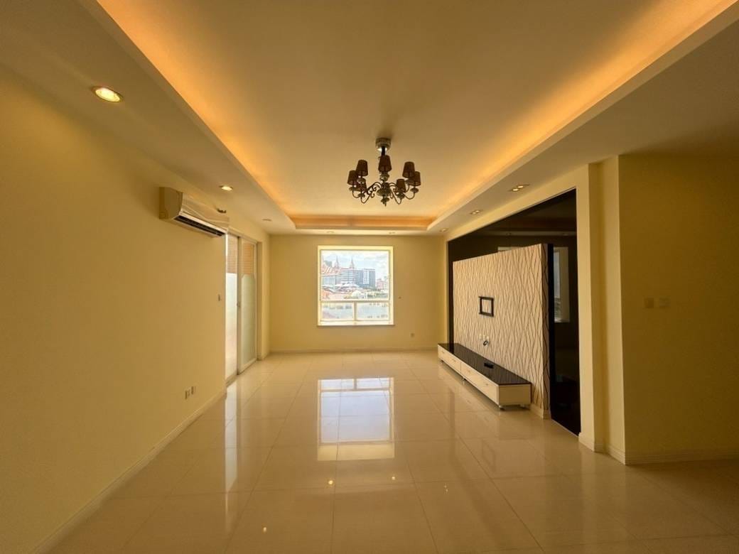 $1,600 Condo