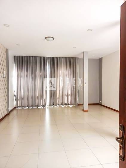 4 Bedrooms House and lot K pronájmu
