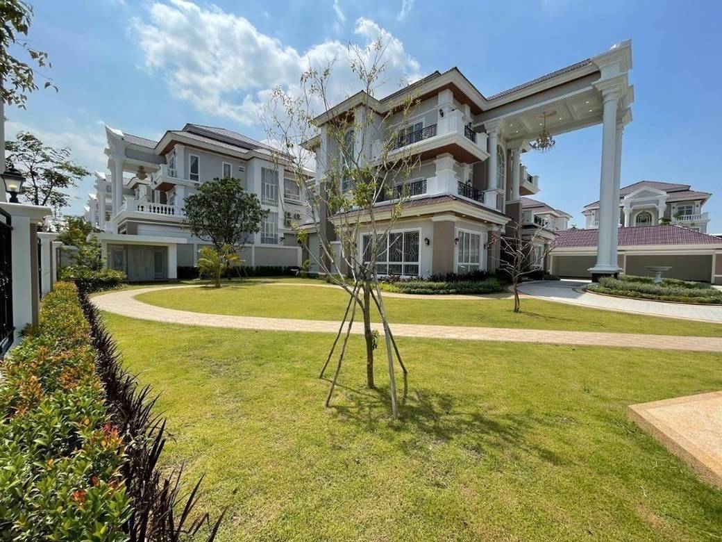 $3,300,000 Vila