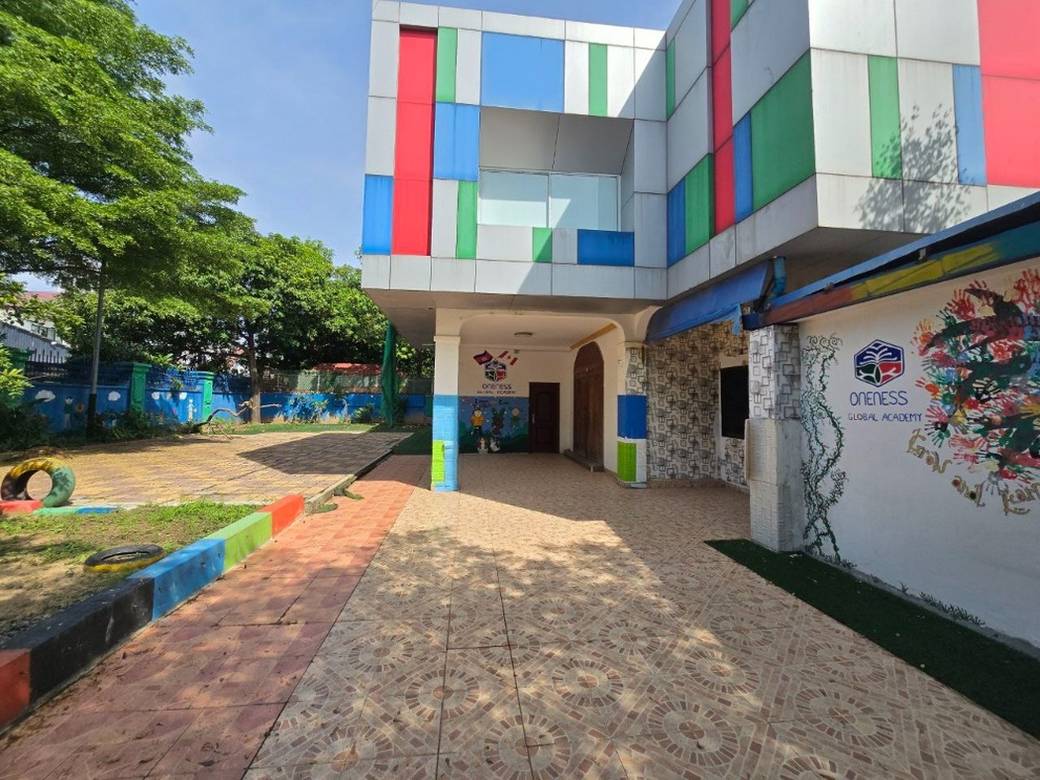 Bâtiment À louer de 1,500 m² de terrain