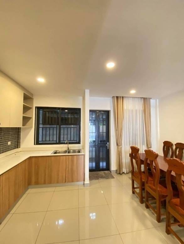 Maison en rangée À louer de 240 m² habitables à Russey Keo