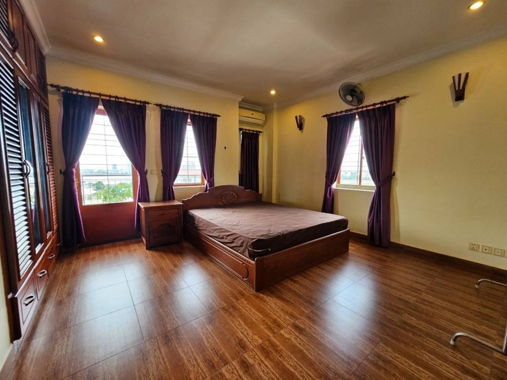 $900 Condo