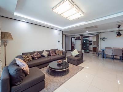 De Castle Royal Condominium | Zařízeno Condo Na prodej