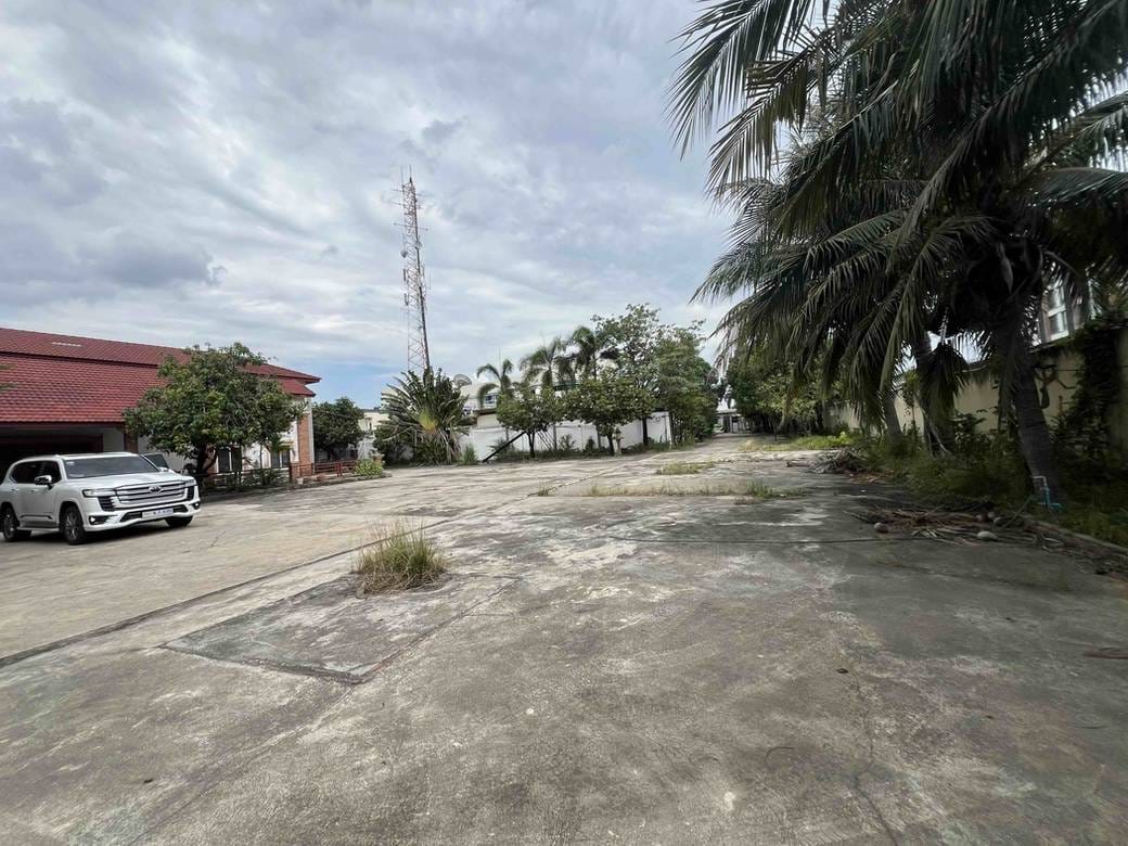 Lot For Sale & Rent with 30 Parking Space